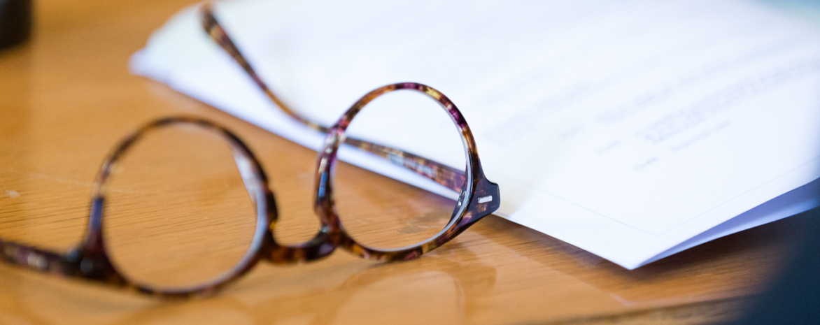 Visuel représentant des feuilles de cours et une paire de lunettes