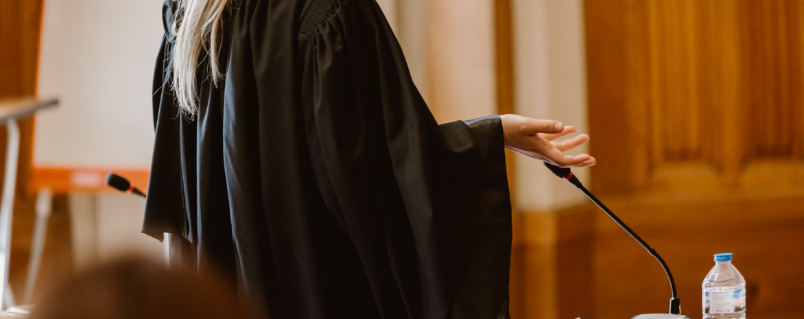 Etudiante en robe d'avocat Etudiante en robe d'avocat